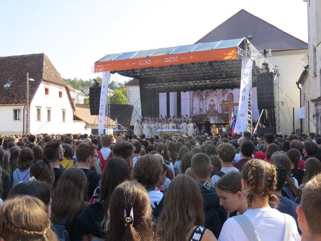 Mladi katoličani so se množično udeležili svete maše v Stični. FOTO: Bojan Rajšek/Delo