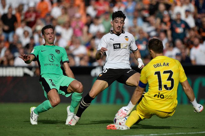 Jan Oblak je imel težko delo v Valencii. FOTO: Pablo Morano/Reuters