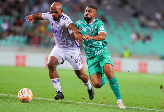 V boju za žogo se ni varčevalo z močmi, levo Erico Castro (Maribor), desno David Sualehe (Olimpija). FOTO: Matej Družnik