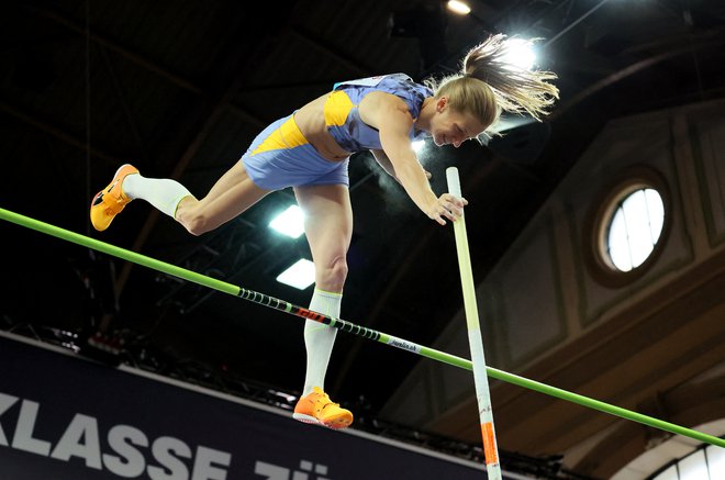 Tina Šutej je za centimeter popravila državni rekord v skoku s palico. FOTO: Denis Balibouse/Reuters