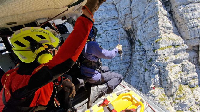 Reševalci GRZS v helikopterju. FOTO: Gorska reševalna zveza Slovenije