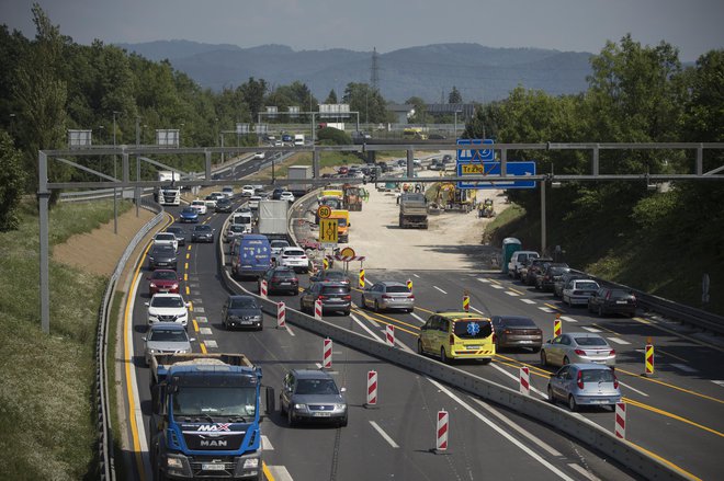 Delo na severnem delu ljubljanske obvoznice med izvozoma Bežigrad in krožiščem Tomačevo julija 2021. FOTO:: Jure Eržen/Delo