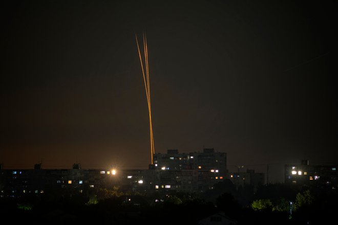 Posnetek ruske rakete nad Harkovom. FOTO: Vadym Bielikov/Afp