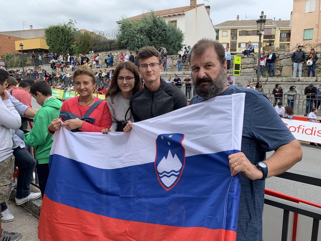 Družina Vindšnurer-Lendez se med Vuelto prelevi v zagrete navijače. FOTO: Gašper Završnik