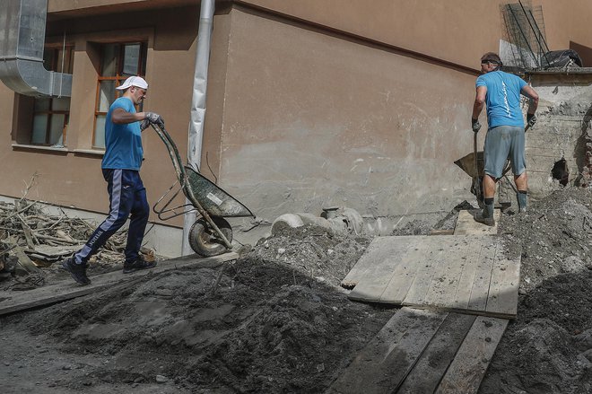 Povračilo izplačanih plač delavcem, ki odpravljajo posledice poplav in plazov pri delodajalcu, je eden od ukrepov za pomoč pri odpravi posledic poplav in zemeljskih plazov, ki jih določa 31. avgusta sprejeti interventni zakon. FOTO: Leon Vidic/Delo