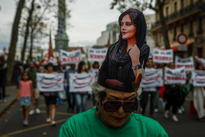 Njena smrt je sprožila večmesečne množične proteste, ki so bili sprva usmerjeni poti islamskim pravilom oblačenja za ženske, nato pa so prerasli v protivladne demonstracije oziroma odkrito nasprotovanje versko-avtokratski ureditvi v islamski republiki. FOTO: Dimitar Dilkoff/AFP