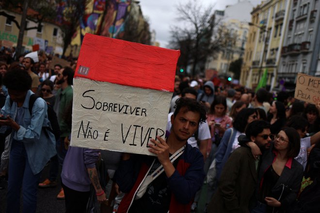 Številni Portugalci so spomladi protestirali, češ da je dostojna streha nad glavo pravica.

FOTO: Pedro Nunes/Reuters