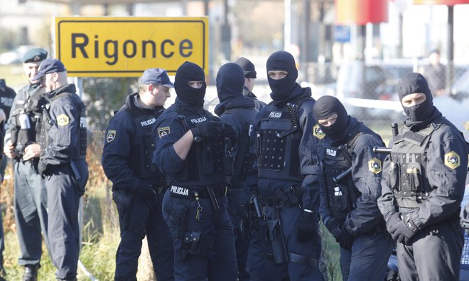 V letošnjem letu je mejo v Rigoncah prečkalo 24.000 migrantov, in to kljub temu, da tam ni bil umaknjen niti meter ograje oziroma rezilne žice. FOTO: Lombar Tomi/Delo