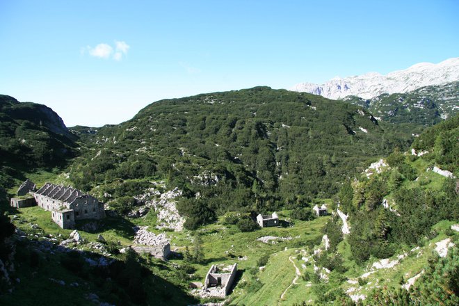Ostanki italijanskih gorskih obmejnih kasarn ob nekdanji rapalski meji pod Bogatinom. FOTO: Blaž Močnik