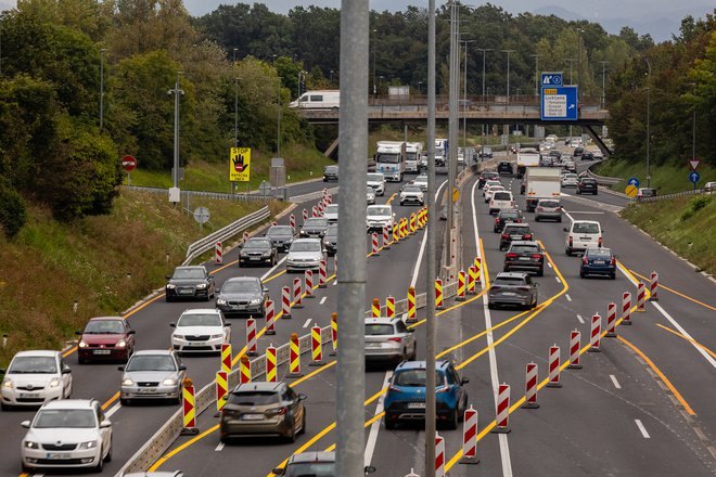 Nadvoz nad severno obvoznico na Dunajski cesti naj bi bil po pogodbi dokončan do 20. oktobra, do takrat bo še nekaj ovir v prometu. FOTO: Črt Piksi/Delo