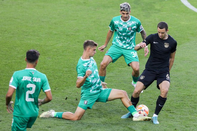 Marcel Ratnik (v sredini) je v derbiju proti Mariboru postal tudi najmlajši kapetan v zgodovini Olimpije. FOTO: Voranc Vogel/Delo