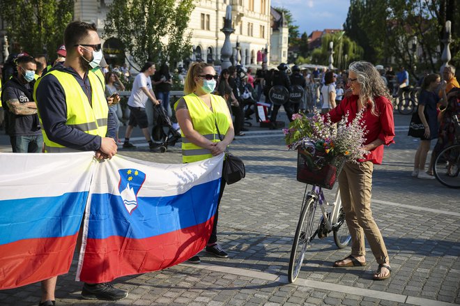 Če bo Italija vsaj delno zaustavila migrantski val pred svojimi obalami, se bo pritisk na balkansko pot še okrepil, s tem pa tudi veter v jadrih desnice. FOTO: Jože Suhadolnik