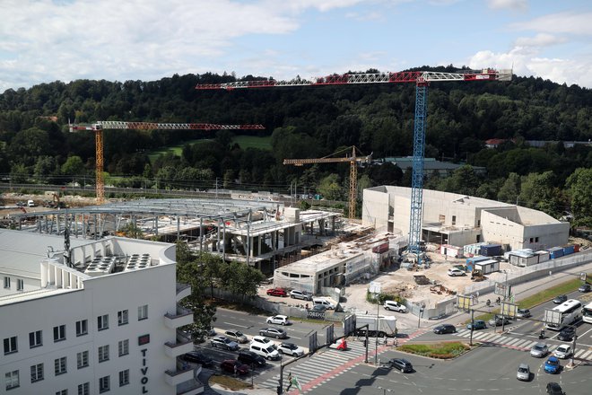 Višajo se betonski zidovi ob pomoči tudi ob nedeljah delujočih žerjavov ...(na fotografiji gradbišče nove Ilirije). FOTO: Blaž Samec/Delo