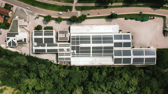 Sončna elektrarna na strehi polnilnice bo zadoščala za tretjino potreb. FOTO: Klemen Razinger