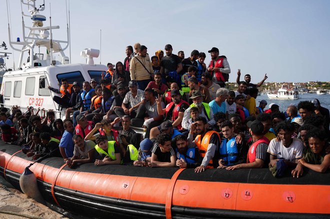 Migranti, ki s čolni prihajajo z obal Afrike na italijanski otok Lampedusa. Nemčija je sporočila, da migrantov iz Italije ne bo več solidarnostno sprejemala. FOTO: Zakaria Abdelkafi/AFP