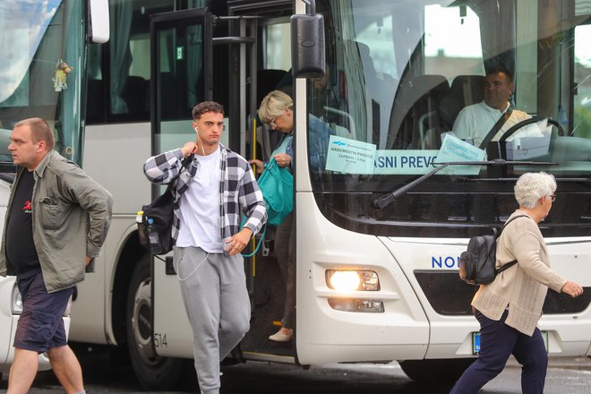 Nadomestni avtobusni prevozi v času del na železniškem omrežju podaljšujejo že tako dolge potovalne čase; za pot Ljubljana–Litija potrebujejo celo uro. FOTO: Matej Družnik