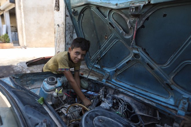 Deček dela v avtomehanični delavnici namesto da bi hodil h pouku v vasi Killi v sirski severozahodni provinci Idlib, ki je pod nadzorom upornikov. Foto: Aaref Watad/Afp