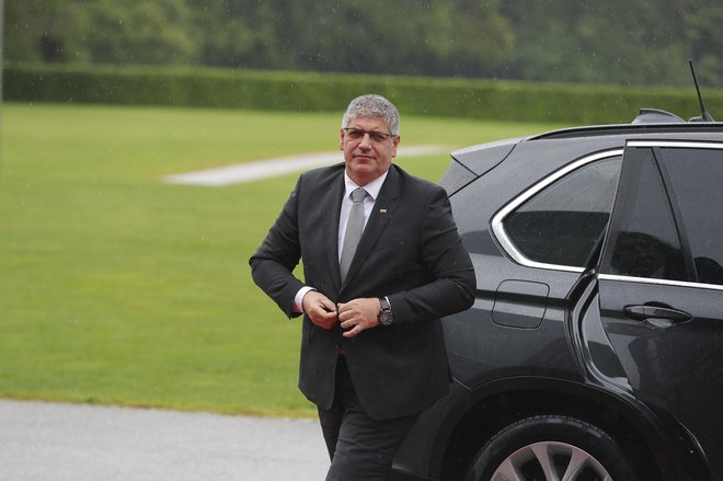 Minister za notranje zadeve Boštjan Poklukar je prebivalcem Rigonc najprej obljubil, da bo ograja na tem delu meje ostala, nato pa je ta teden v državnem zboru dejal, da jo bodo odstranili. FOTO: Leon Vidic/Delo