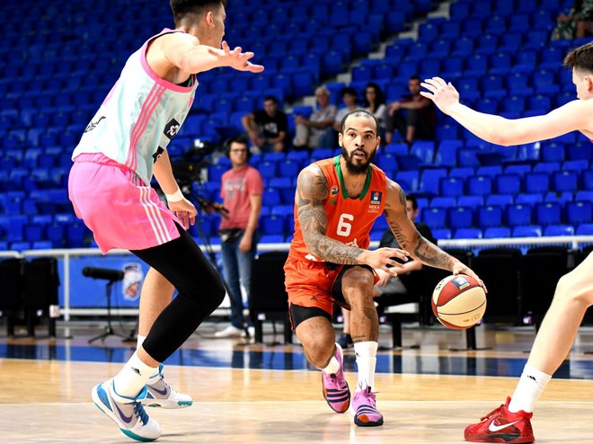 Justin Cobbs je zaradi bolečin v stopalu tekmo z FMP-jem izpustil. Foto Cedevita Olimpija