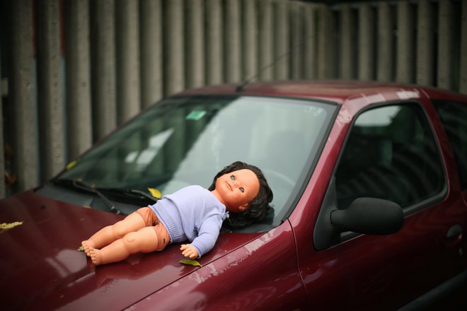 Neuradno naj bi bil otrok v vozilu najmanj dve uri. Fotografija je simbolična. FOTO: Jure Eržen/Delo