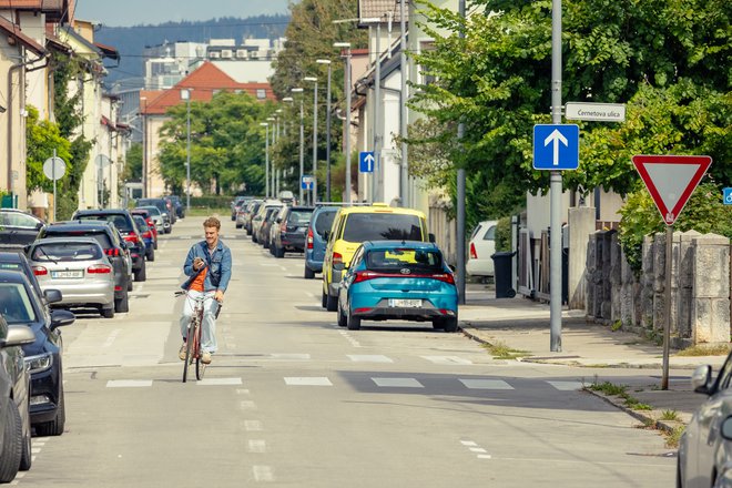 V Šiški so bile v enosmerne ulice nedavno spremenjene Alešovčeva, Podlimbarskega in Podjunska ulica. FOTO: Črt Piksi/Delo