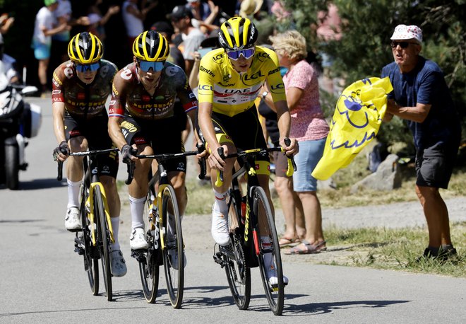 Tadej Pogačar (v rumenem) in Primož Roglič (v sredini) sta nazadnje skupaj dirkala na lanskem Touru. FOTO: Christian Hartmann/Reuters