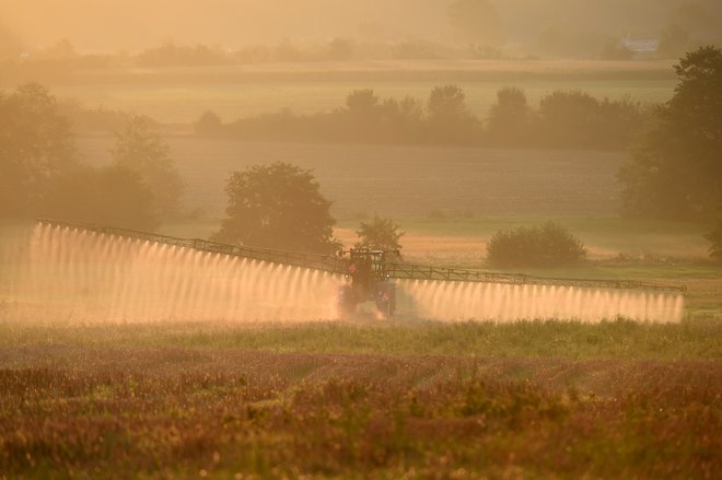 Francoski kmet med uporabo glifosata. Fotografija na polju v kraju Saint Germain-Sur-Sarthe na sevetozahodu Francije je nastala septembra 2019: FOTO: Jean-Francois Monier/AFP