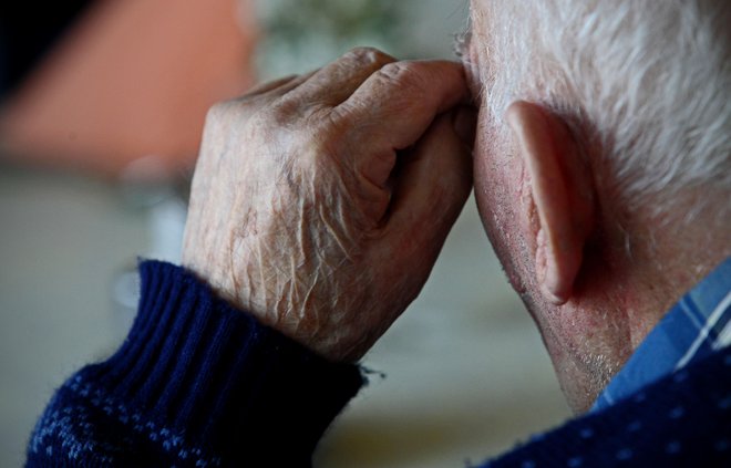 Alzheimerjeva bolezen počasi, a vztrajno briše človekov spomin, pretekle dogodke in ljudi. FOTO: Blaž Samec/Delo