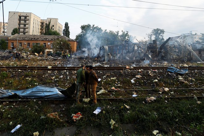 V obstreljevanju v Kijevu je bilo več ljudi poškodovanih. FOTO: Valentyn Ogirenko/Reuters