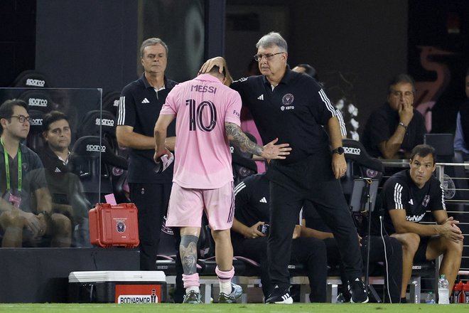 Je Lionel Messi preutrujen ali gre za kaj hujšega, so se spraševali navijači Interja iz Miamija ob odhodu Argentinca z igrišča v 37. minuti. FOTO: Carmen Mandato/Getty Images Via Afp