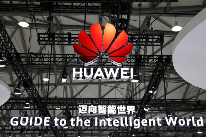 Kitajski Huawei, ki je največji dobavitelj telekomunikacijskih komponent na svetu, se bo moral do začetka januarja 2023 v veliki meri umakniti iz Nemčije. FOTO: Reuters