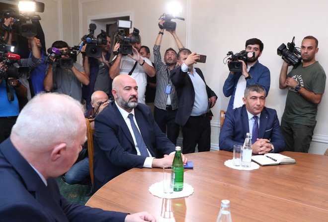 Prvi pogovori med armenskimi separatisti v Gorskem Karabahu in azerbajdžanskimi oblastmi v kraju Jevlah so se danes po približno dveh urah končali. FOTO: Reuters