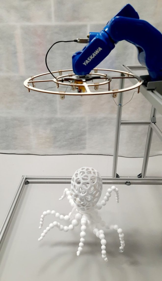 V tehniki 3D printana hobotnica Robotnica, ki jo vodi Jaskawina roka. FOTO: Arhiv DDT