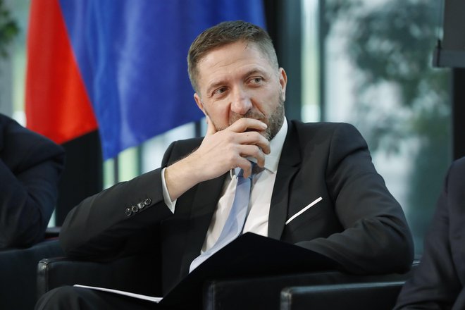 Smo v negotovih časih, krize prihajajo druga za drugo, pravi minister za finance Klemen Boštjančič, od katerega gospodarstvo pričakuje nadaljevanje zastale davčne reforme. Foto Leon Vidic