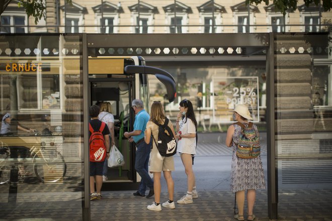 S sloganom var(č)ne poti v MOL poudarjajo, da si vsa leta skupaj s sodelujočimi prizadevajo, da so trajnostne poti tudi varne. FOTO: Jure Eržen/Delo