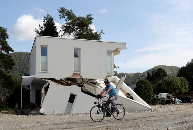 Prebivalci Letuša še vedno ne vedo ali se bodo morali odseliti ali bodo lahko ostali v svojih hišah. FOTO: Blaž Samec/Delo