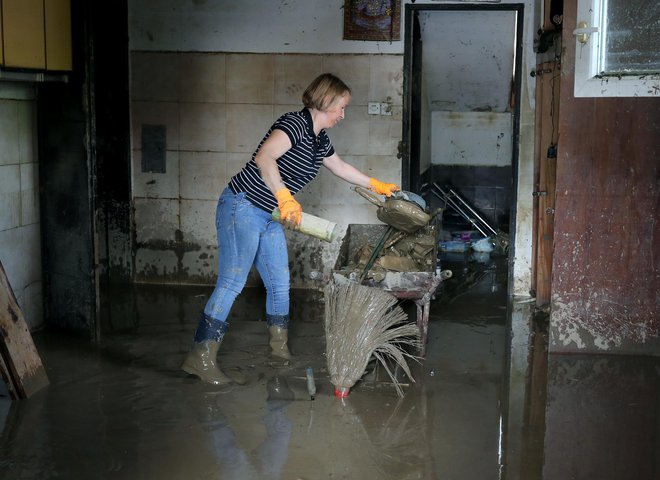 Tako so čistili v Letušu nekaj dni po poplavi. FOTO: Blaž Samec/Delo