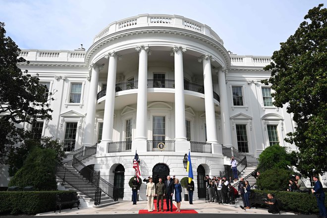 Ameriški predsednik Joe Biden in prva dama Jill pozdravljata ukrajinski prvi par Volodimirja Zelenskega in njegovo Oleno. FOTO: Saul Loeb/Afp