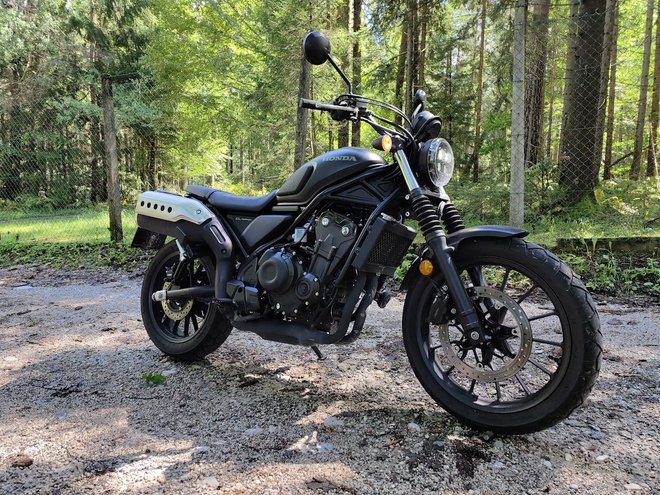 Oblika Hondinega scramblerja CL 500 je skoraj brezčasna. FOTO: Jan Jolič Lieven