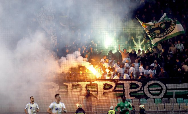 Po vsakem velikem derbiju Olimpija in Maribora plačujeta velik denarni davek za nešportne navijače. FOTO: Roman Šipić