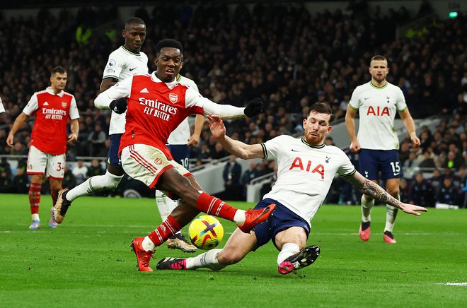 Dvoboji Tottenhama in Arsenala so vedno vroči, rivalstvo je tokrat začinjeno še z bojem za vrh prvenstvene lestvice.

Foto Paul Childs/Reuters