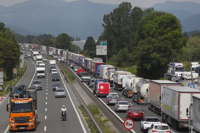 Zastoji na slovenskih avtocestah že dolgo niso več novica, novica pa je postal odnos odgovornih do tega problema. FOTO: Leon Vidic/Delo