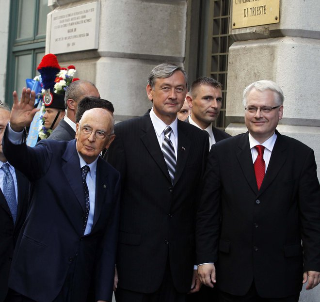 Srečanje med predsedniki Giorgiom Napolitanom (levo), Danilom Türkom (v sredini) in Ivom Josipovićem je obveljalo za prvo veliko spravno dejanje med tremi državami. FOTO: Matej Družnik/Delo