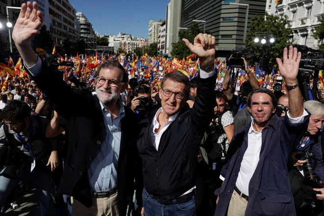 Predsednika Ljudske stranke Alberta Núñeza Feijóoja (v sredini) sta prišla podpret tudi nekdanja konservativna premiera Mariano Rajoy (levo) in José María Aznar. FOTO: Susana Vera/Reuters