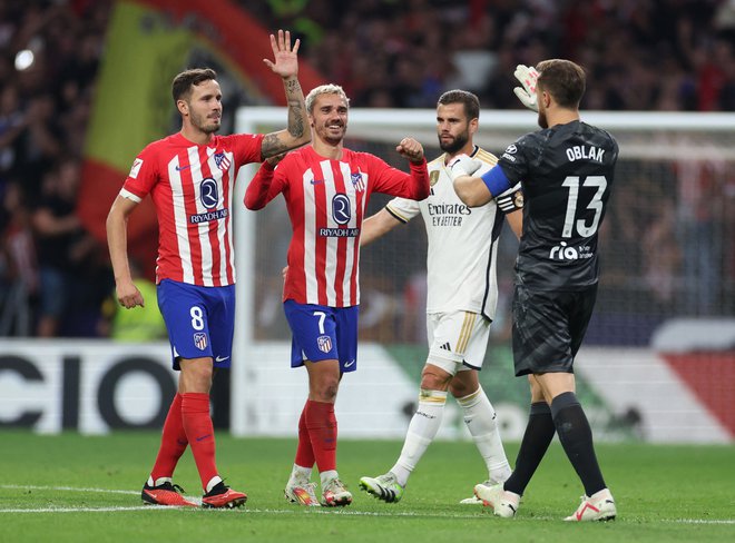 Jan Oblak se je s Saulom in Antoinom Griezmannom veselil velike zmage. FOTO: Isabel Infantes/Reuters