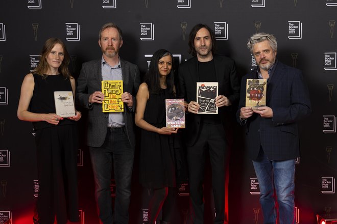 Letošni finalisti prejšnji teden v Nacionalni portretni galeriji v Londonu: (z leve) Sarah Bernstein, Paul Murray, Chetna Maroo, Paul Lynch in Paul Harding. Manjkal je Jonathan Escoffery. FOTO: David Parry/booker Prize Foundation