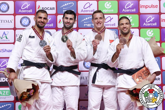 Mihael Žgank (na fotografiji drugi z desne) se je v Bakuju ovenčal z bronasto kolajno. FOTO: Emanuele Di Feliciantonio/IJF