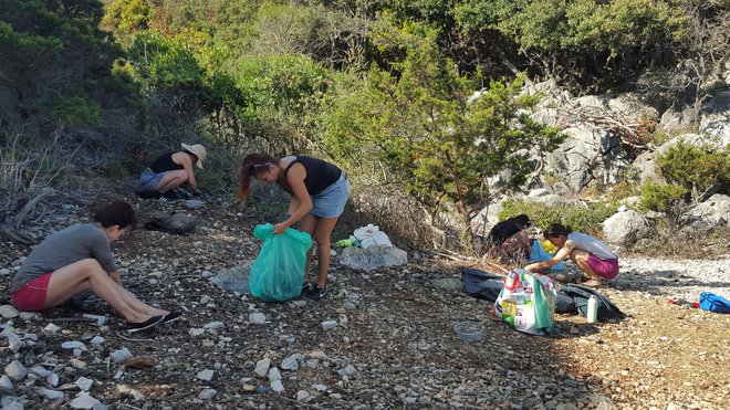 Ko pogledaš podrobneje, je plastika povsod, tudi taka, ki razpada v mikroplastične delčke. FOTO: Borut Tavčar/Delo