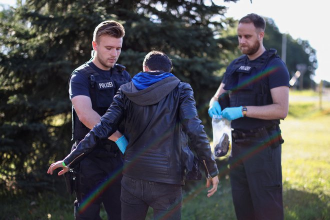 Število migrantov na nemško poljski meji narašča, obe državi napovedujeta strožji nadzor na mejah. FOTO: Lisi Niesner/Reuters