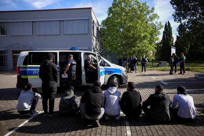 Domnevni nelegalni migranti prijeti v Nemčiji po prehodu meje s Poljsko. FOTO: Lisi Niesner/Reuters